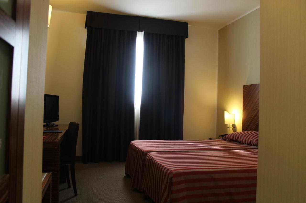 Mh Hotel Piacenza Fiera Екстериор снимка