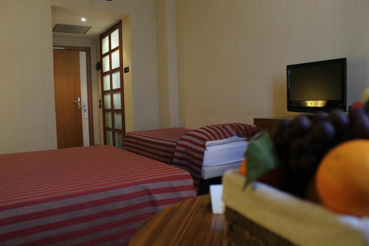 Mh Hotel Piacenza Fiera Екстериор снимка