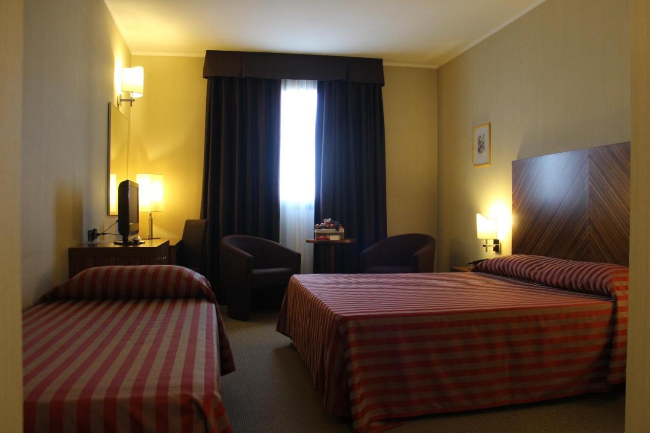 Mh Hotel Piacenza Fiera Екстериор снимка