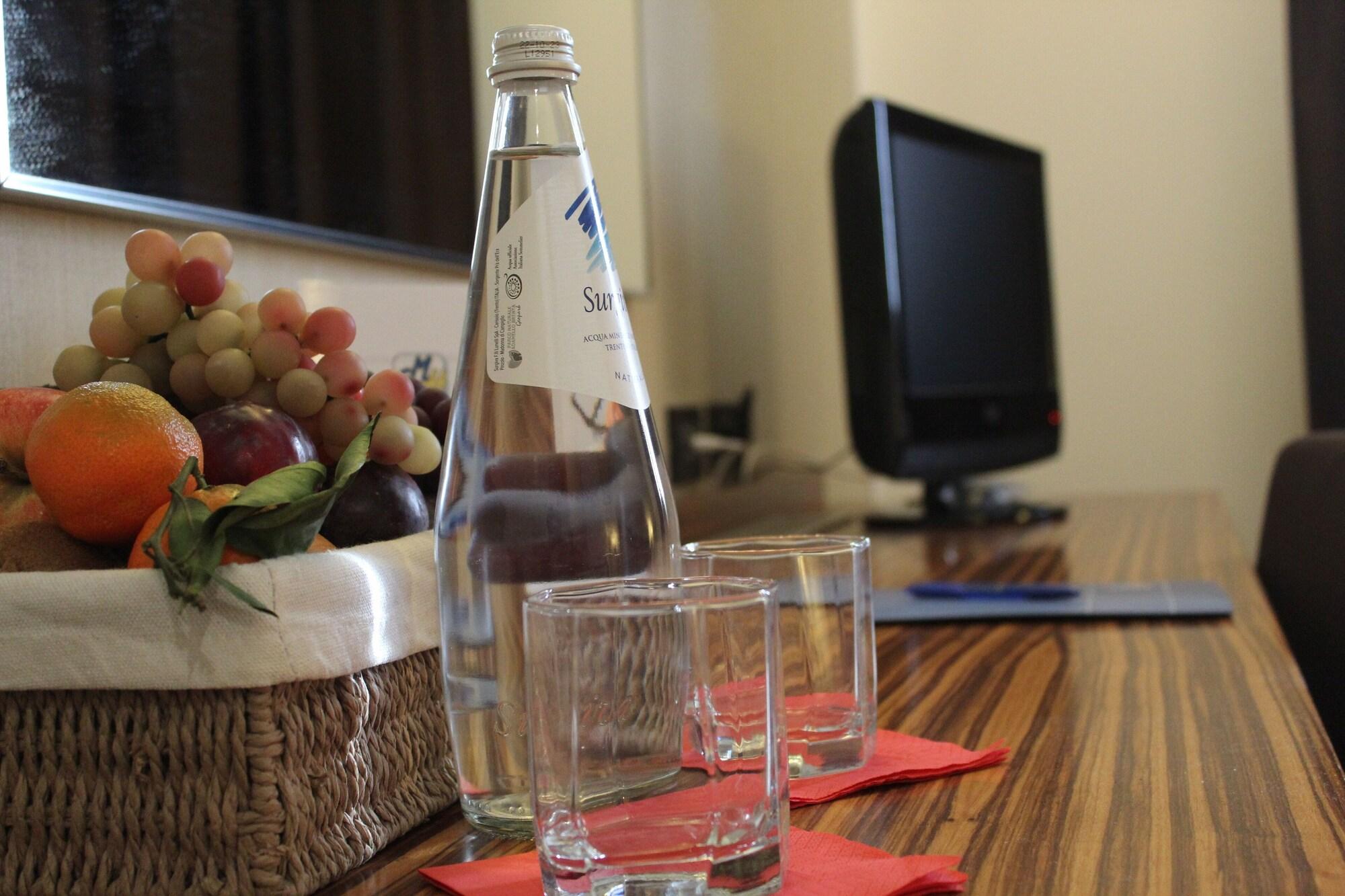 Mh Hotel Piacenza Fiera Екстериор снимка