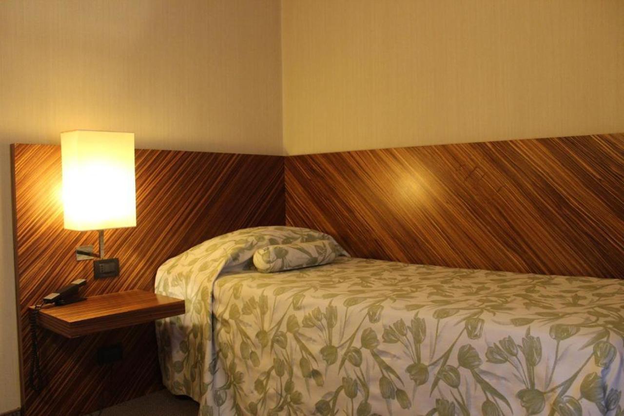Mh Hotel Piacenza Fiera Екстериор снимка