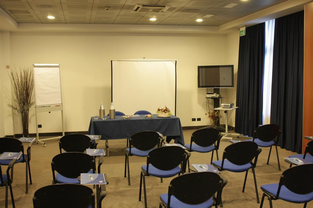 Mh Hotel Piacenza Fiera Екстериор снимка