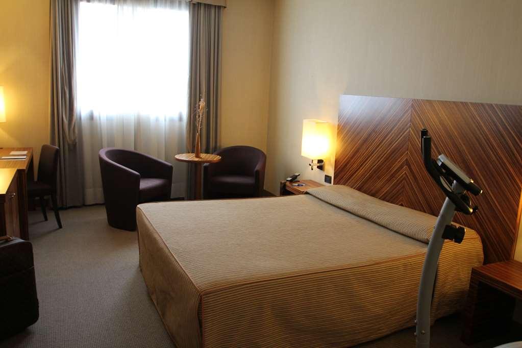 Mh Hotel Piacenza Fiera Стая снимка