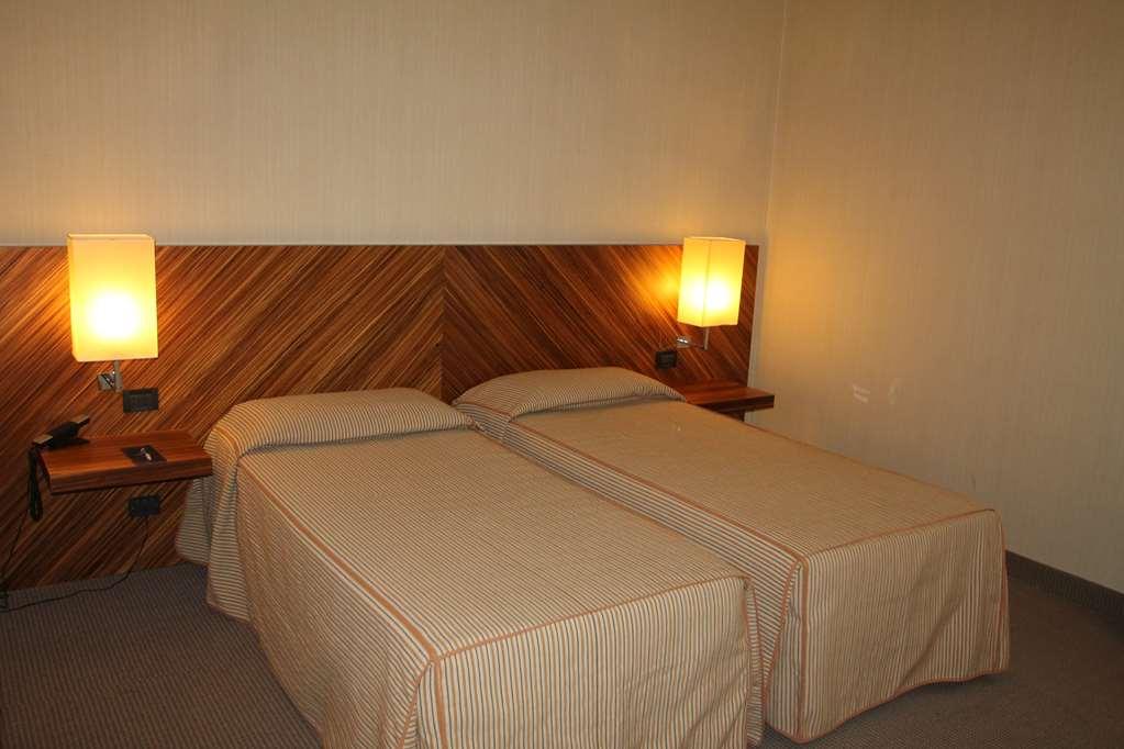 Mh Hotel Piacenza Fiera Стая снимка