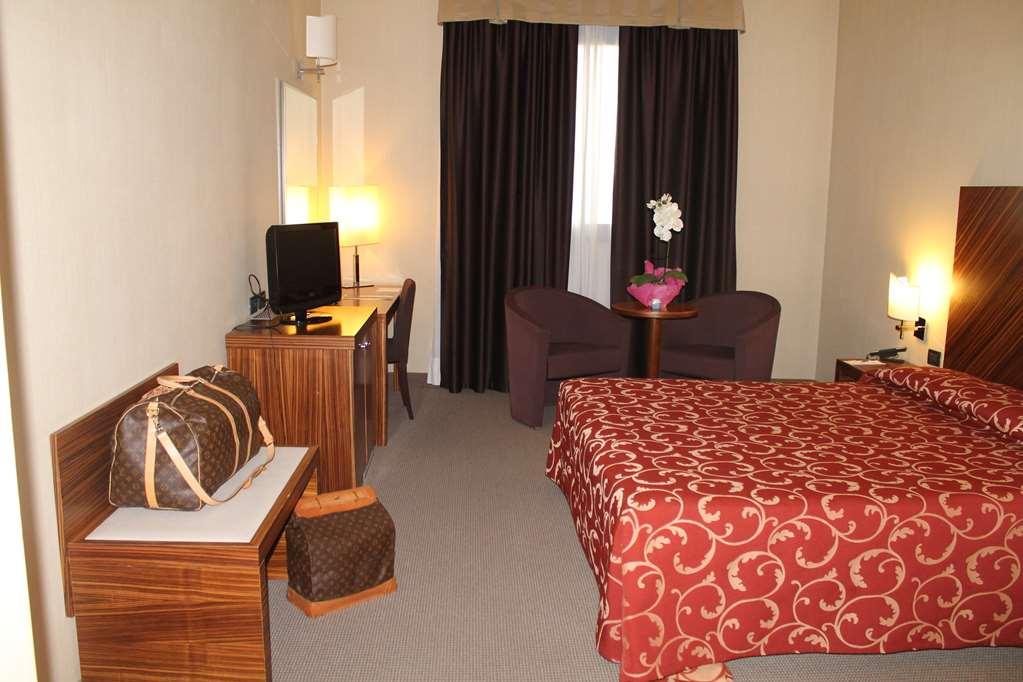 Mh Hotel Piacenza Fiera Стая снимка